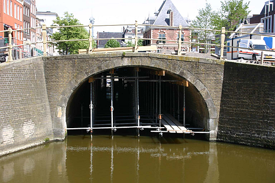 Leeuwarden/Netherlands: Trees for the pillar foundation were cut in southern Scandinavia and dated to/ short after 1590 (d). Photo: Frank van der Waard, Groningen